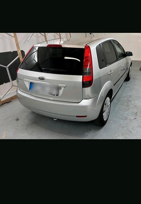 Gebraucht Ford Fiesta 80 PS (58 kW) 2005 Grau Limousine