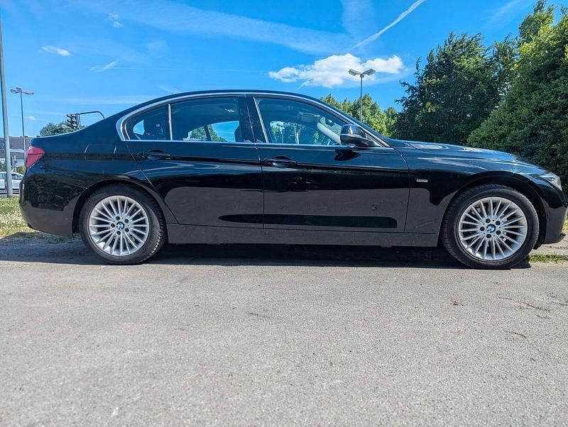 Schwarz Gebraucht 2015 BMW 320 Luxury Line Limousine | 14.100 € (Fairer Preis) - Bild 1/4