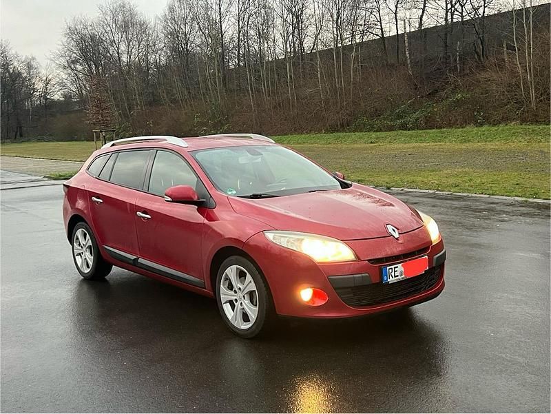 Rot Gebraucht 2010 Renault Mégane GrandTour Kombi | 3.000 € (Fairer Preis) - Bild 1/4