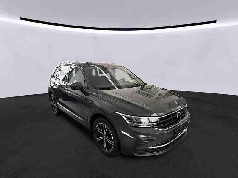 Gebraucht VW Tiguan Active 131 PS (96 kW) 2022 Delfingrau SUV