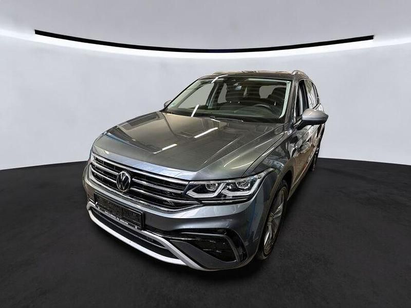 Platinum grey metallic (metallic) Gebraucht 2022 VW Tiguan Allspace Elegance SUV | 35.799 € (Guter Preis) - Bild 1/3