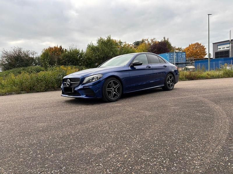Blau Gebraucht 2018 Mercedes C220 AMG Limousine | 25.900 € (Fairer Preis) - Bild 1/4