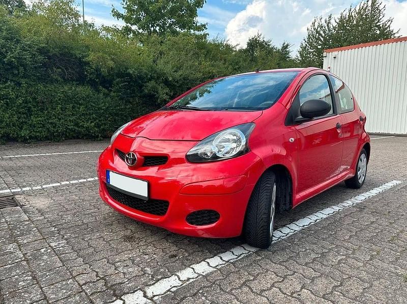 Rot Gebraucht 2009 Toyota Aygo City Kleinwagen | 1.950 € (Fairer Preis) - Bild 1/4