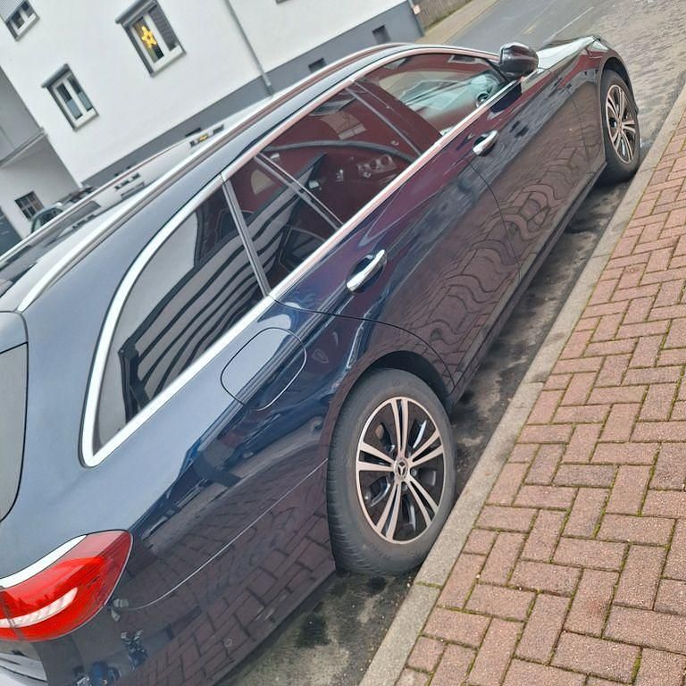 Blau Gebraucht 2020 Mercedes E200 Limousine | 26.900 € (Fairer Preis) - Bild 1/4
