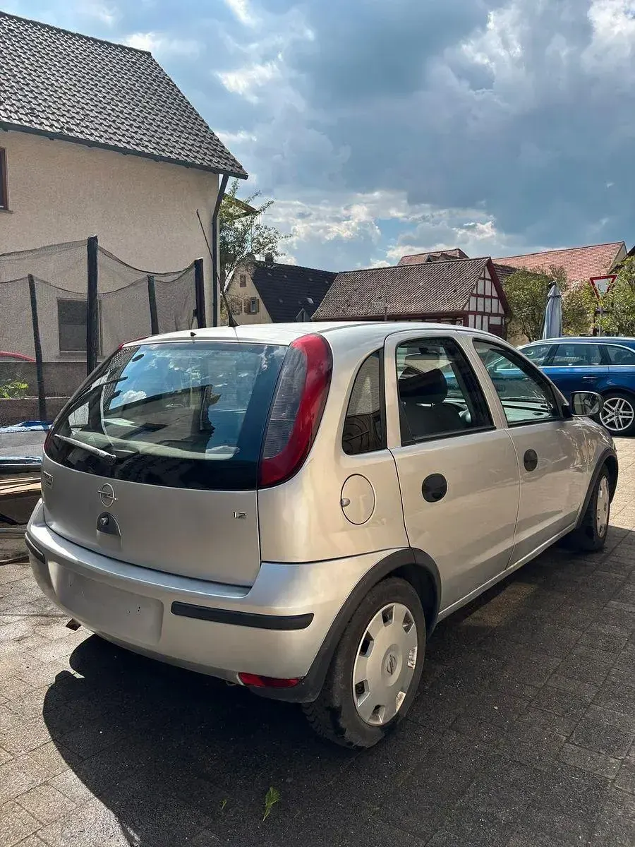 Używany Opel Corsa Cosmo 75 KM (55 kW) 2004 Srebrny Hatchback