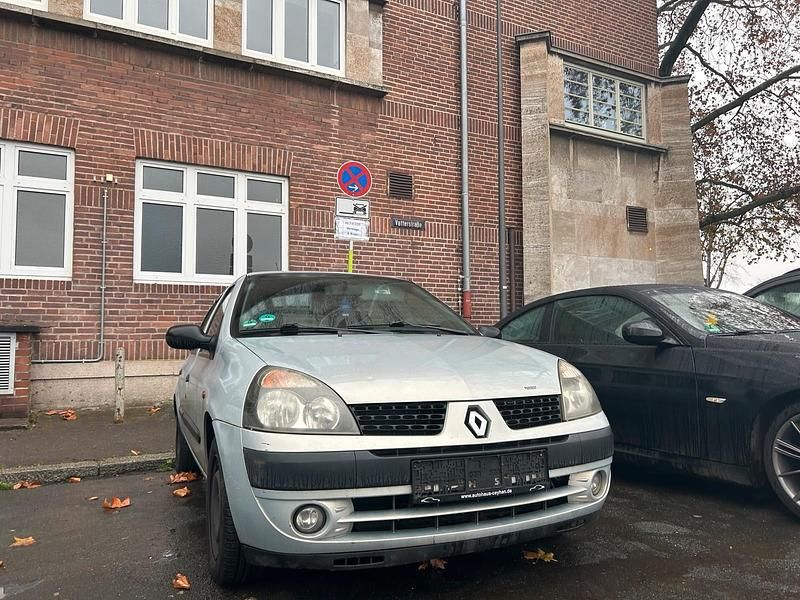 Grau Gebraucht 2002 Renault Clio II Kleinwagen | 400 € (Superpreis) - Bild 1/4