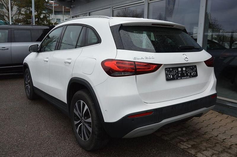 Gebraucht Mercedes GLA200 Business 163 PS (119 kW) 2021 Weiß SUV