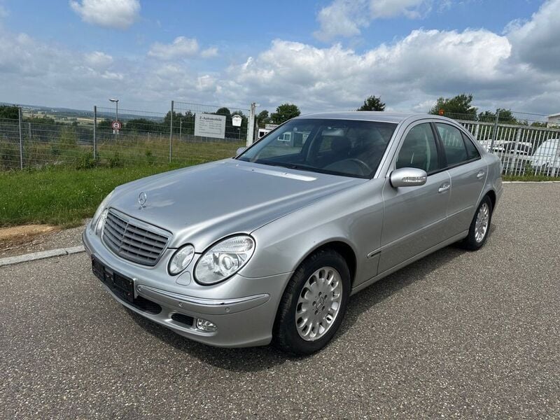 Silber Gebraucht 2003 Mercedes E200 Limousine | 2.699 € (Superpreis) - Bild 1/4
