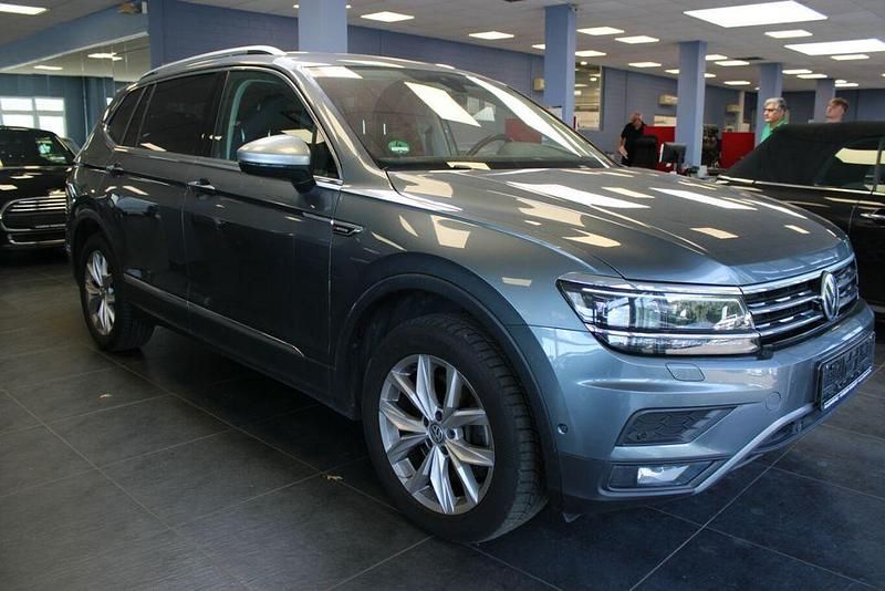 Grau Gebraucht 2019 VW Tiguan Allspace Highline SUV | 25.980 € (Fairer Preis) - Bild 1/4