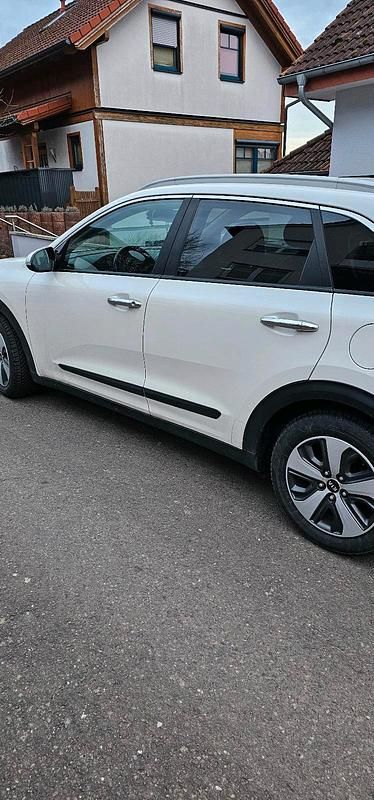 Gebraucht Kia Niro 141 PS (103 kW) 2017 Weiß SUV