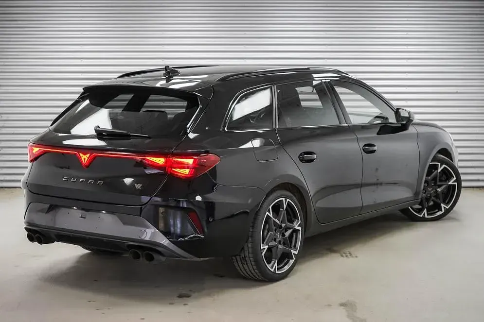 Gebraucht Cupra Leon VZ 333 PS (244 kW) 2025 Midnight black metallic (0e) Kombi