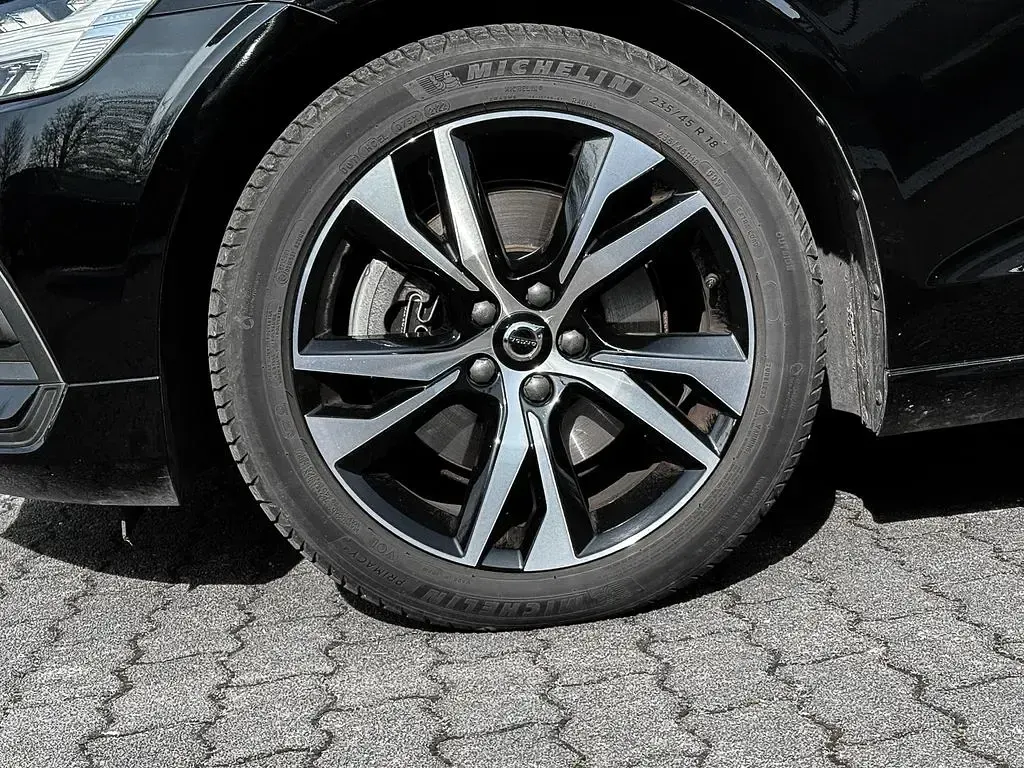Gebraucht Volvo V60 163 PS (119 kW) 2023 Black solid / solid Kombi