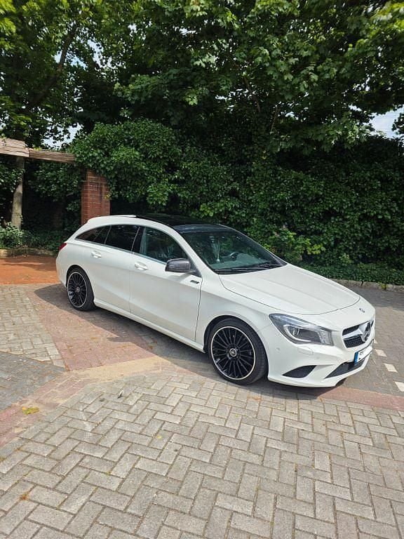 Weiß Gebraucht 2015 Mercedes CLA200 Shooting Brake Urban Kombi | 13.999 € (Guter Preis) - Bild 1/4