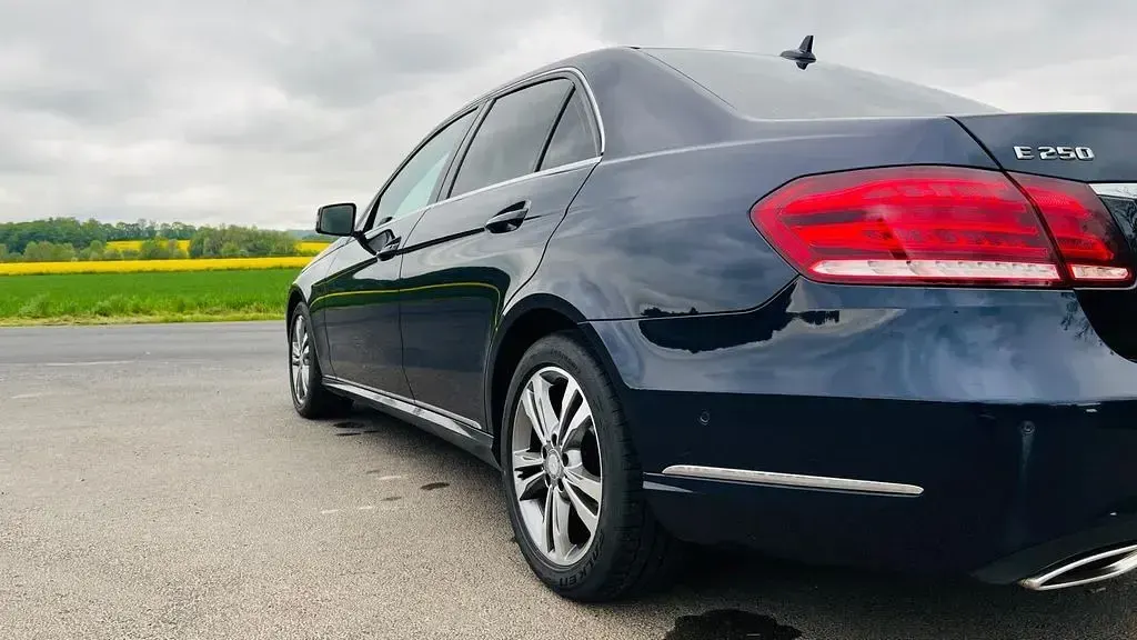 Gebraucht Mercedes E250 Avantgarde 204 PS (150 kW) 2015 Blau Limousine