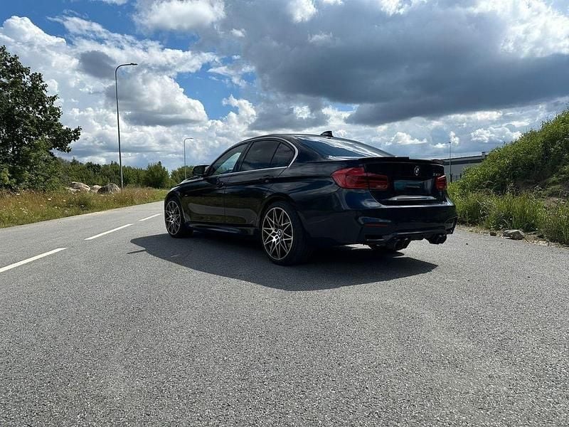 Gebraucht BMW 330 Sport Line 252 PS (185 kW) 2017 Blau Limousine