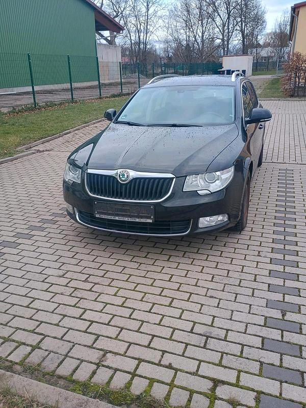 Schwarz Gebraucht 2013 Skoda Superb GreenLine Kombi | 3.800 € (Superpreis) - Bild 1/4