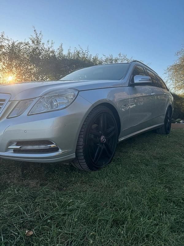 Grün Gebraucht 2010 Mercedes E200 Limousine | 8.200 € (Superpreis) - Bild 1/4