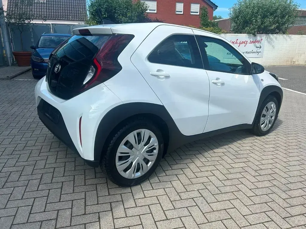Gebraucht Toyota Aygo X X-play 72 PS (52 kW) 2023 Weiss SUV