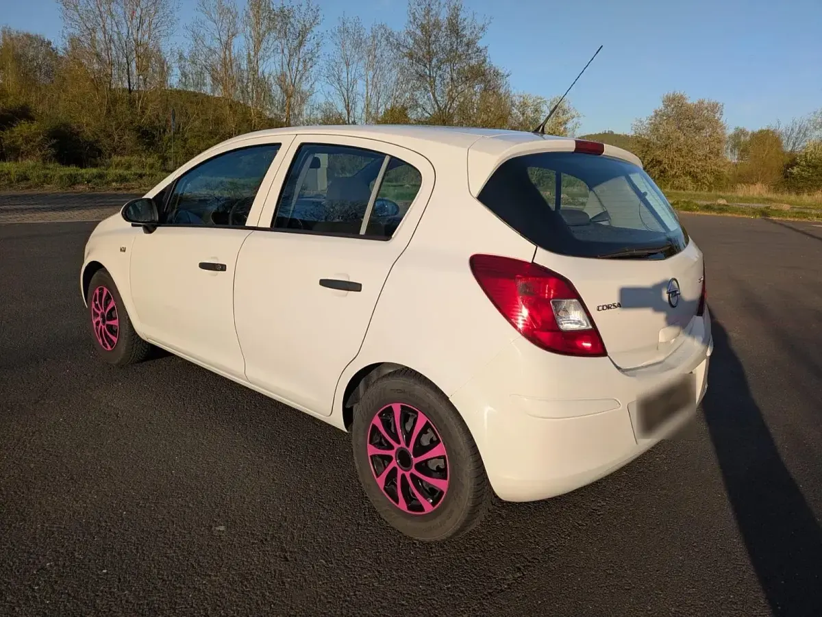 Używany Opel Corsa 70 KM (51 kW) 2012 Biały Hatchback