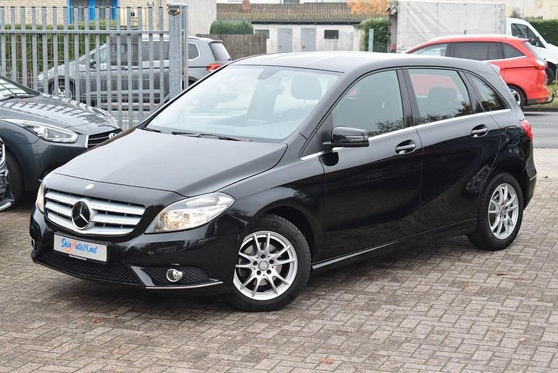 Schwarz Gebraucht 2014 Mercedes B180 Van / Kleinbus | 6.990 € (Fairer Preis) - Bild 1/4