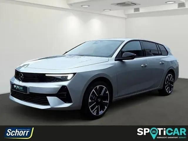 Kristall silber (metallic) Gebraucht 2024 Opel Astra Limousine | 28.340 € (Superpreis) - Bild 1/4