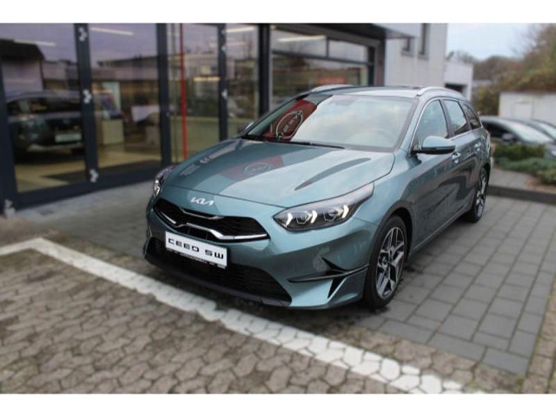 Gebraucht Kia Ceed Spirit 160 PS (117 kW) 2023 Usg yucca steel grau metallic (metallic) Kleinwagen