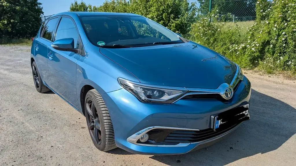 Gebraucht Toyota Auris Hybrid Executive 99 PS (72 kW) 2017 Blau Limousine