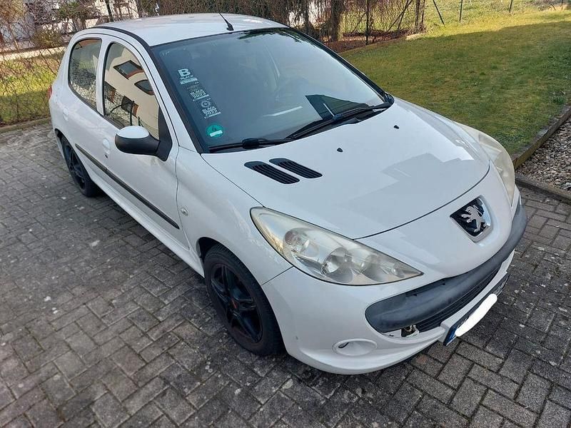 Gebraucht Peugeot 206+ 73 PS (53 kW) 2011 Weiß Kleinwagen