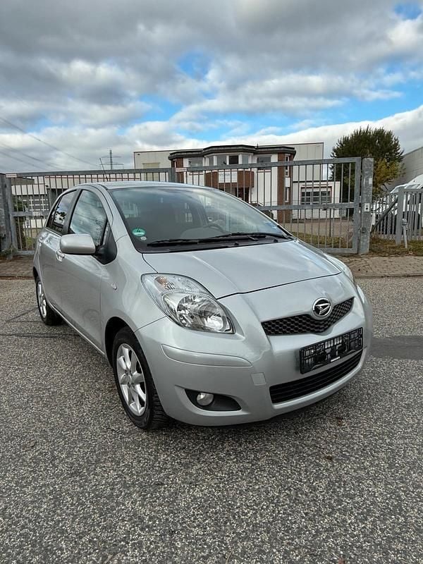 Silber Gebraucht 2012 Toyota Yaris Kleinwagen | 6.690 € (Guter Preis) - Bild 1/4