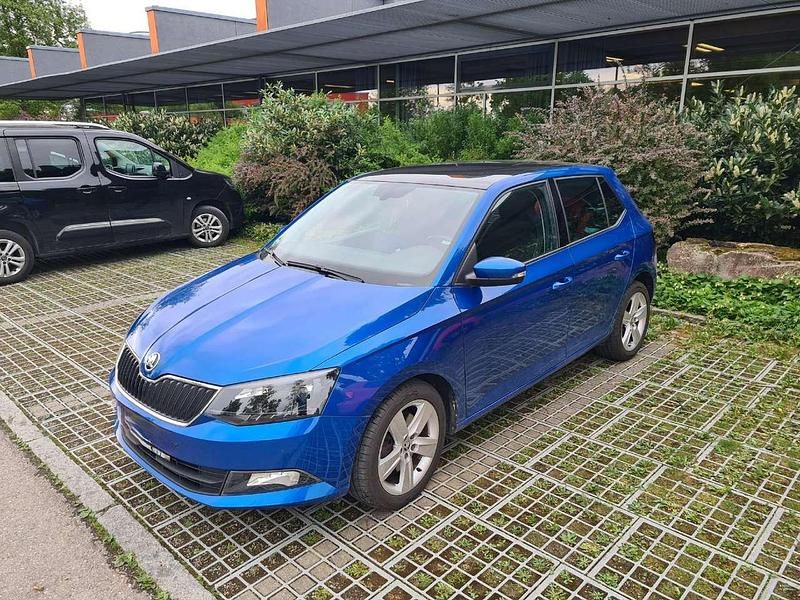 Blau Gebraucht 2016 Skoda Fabia Style Kleinwagen | 11.300 € (Fairer Preis) - Bild 1/4