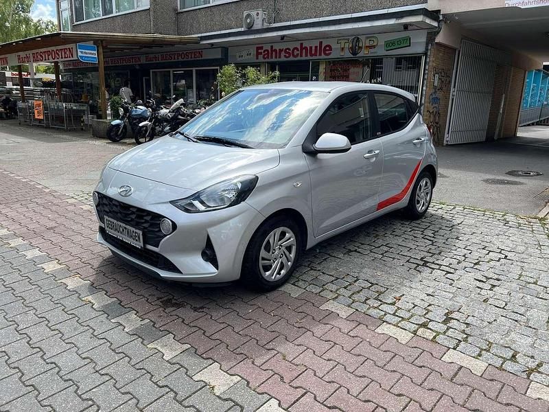 Gebraucht Hyundai i10 Select 67 PS (49 kW) 2020 Sleek silver / met Kleinwagen