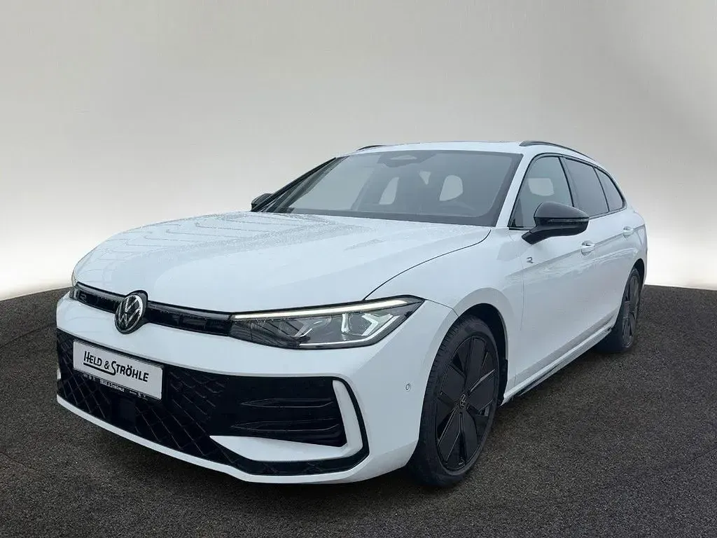 Neu VW Passat R-line 193 PS (141 kW) 2025 Pure white uni Kombi
