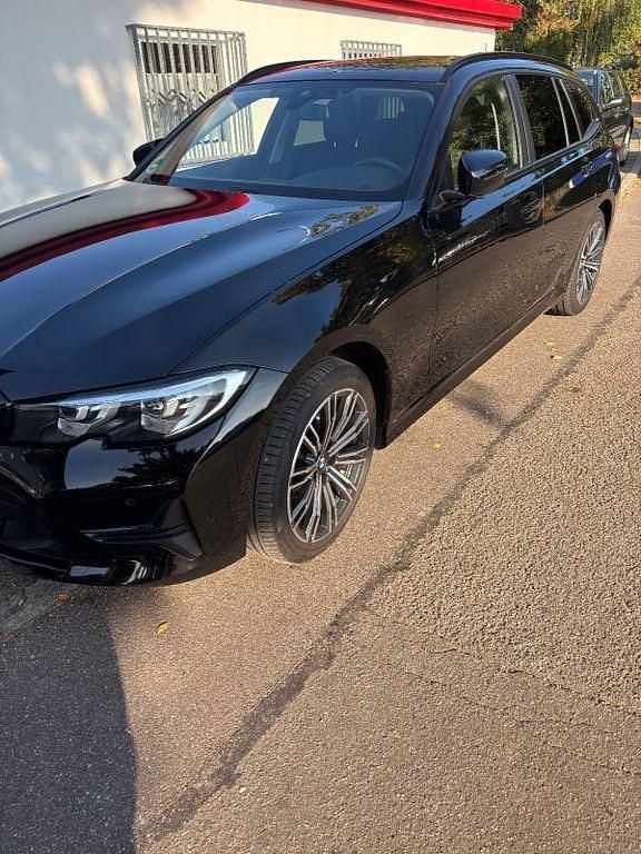 Schwarz Gebraucht 2020 BMW 318 Luxury Line Kombi | 18.500 € (Guter Preis) - Bild 1/4