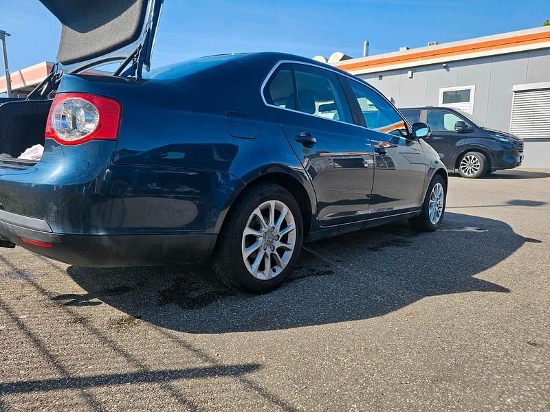 Usado VW Jetta 115 CV (84 kW) 2007 Azul Berlina