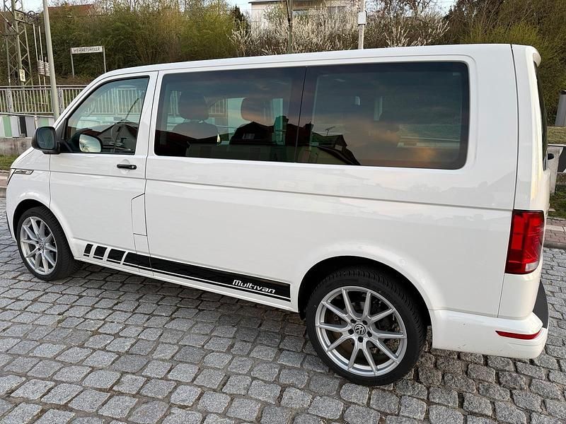 Second-hand VW Multivan 110 CP (80 kW) 2021 Alb Monovolum
