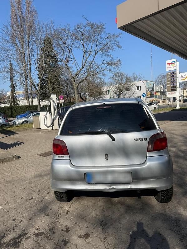 Gebraucht Toyota Yaris 75 PS (55 kW) 2000 Silber Limousine