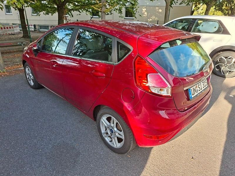 Gebraucht Ford Fiesta Titanium 95 PS (69 kW) 2014 Rot Kleinwagen