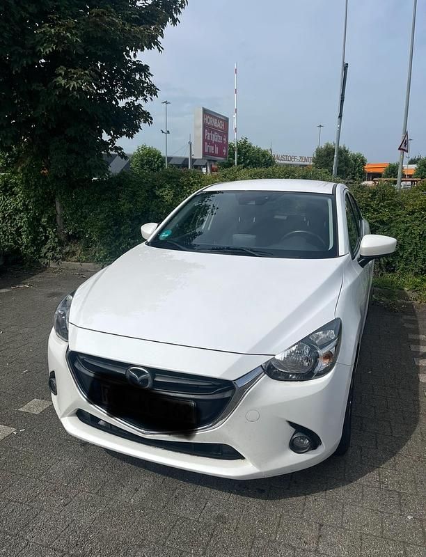 Weiß Gebraucht 2016 Mazda 2 Kleinwagen | 6.990 € (Fairer Preis) - Bild 1/4