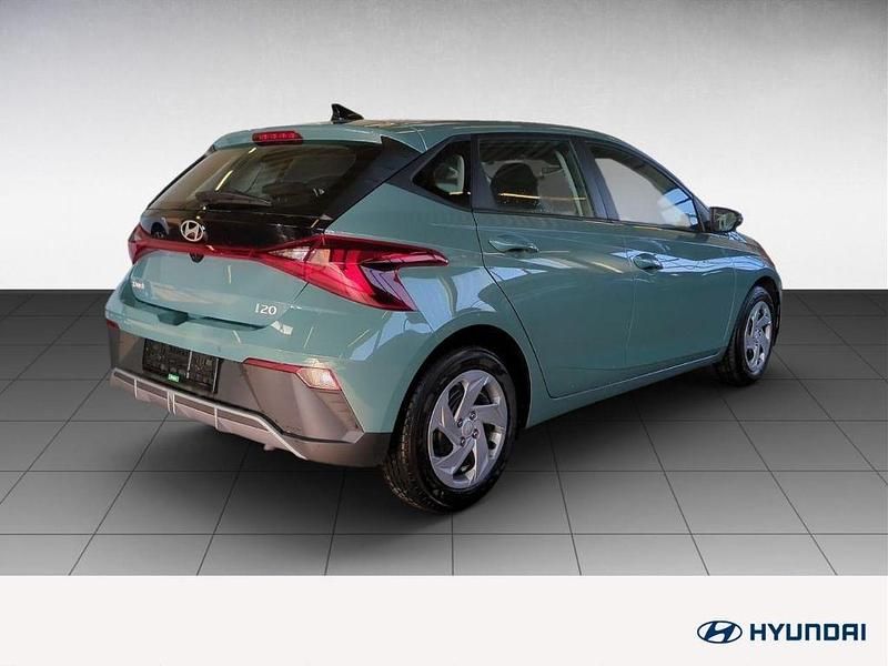 Gebraucht Hyundai i20 Select 79 PS (58 kW) 2025 Mangrove green / mic Kleinwagen