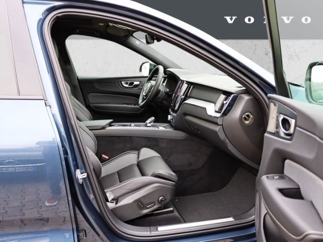 Gebraucht Volvo XC60 Plus 197 PS (144 kW) 2023 Denim blue / metallic SUV