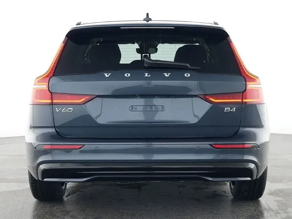 Gebraucht Volvo V60 Plus 197 PS (144 kW) 2025 Blau Kombi