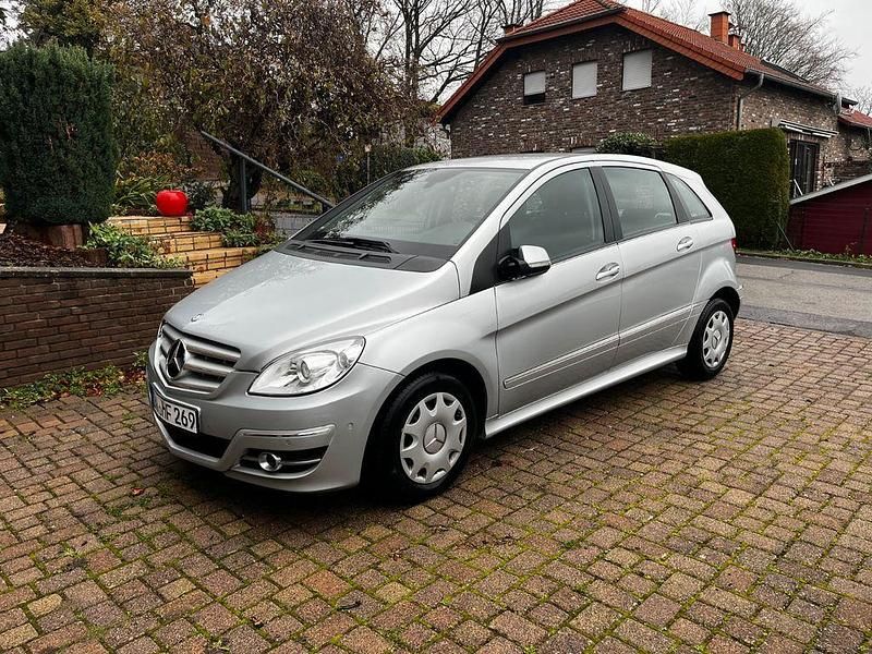 Silber Gebraucht 2010 Mercedes B160 Van / Kleinbus | 9.000 € (Fairer Preis) - Bild 1/4