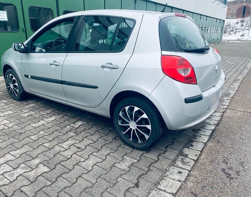 Gebraucht Renault Clio II 90 PS (66 kW) 2006 Silber Kleinwagen
