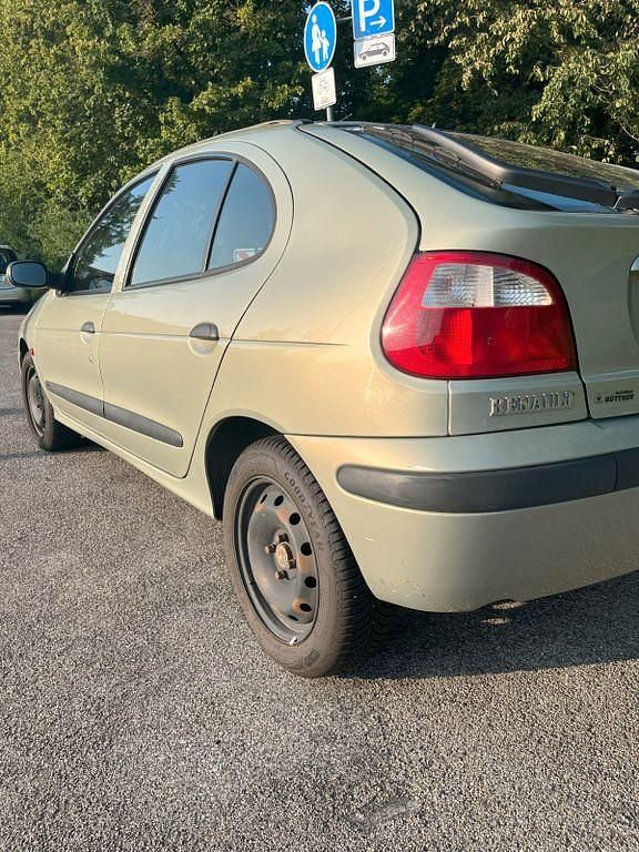 Grün Gebraucht 2002 Renault Mégane II Limousine | 1.430 € (Fairer Preis) - Bild 1/4