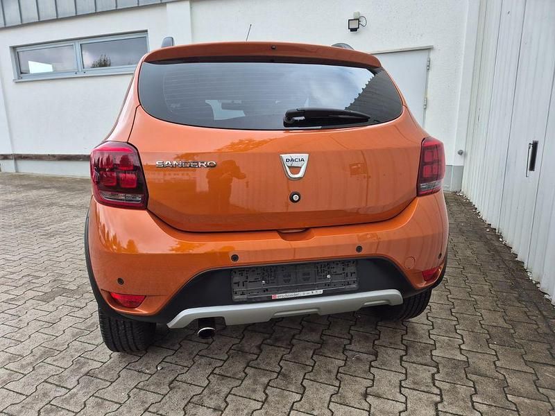 Gebraucht Dacia Sandero Celebration 90 PS (66 kW) 2017 Orange Kleinwagen