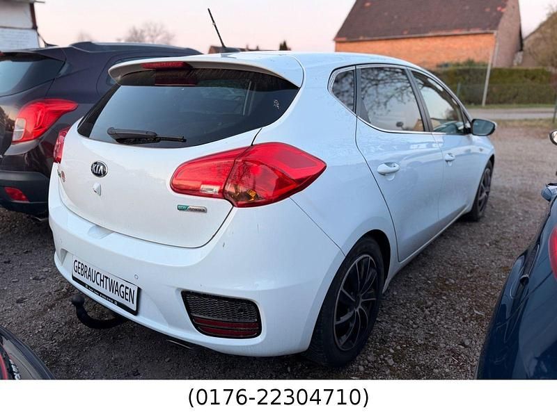 Gebraucht Kia Ceed DREAM-TEAM Edition 136 PS (100 kW) 2015 Weiß Kleinwagen