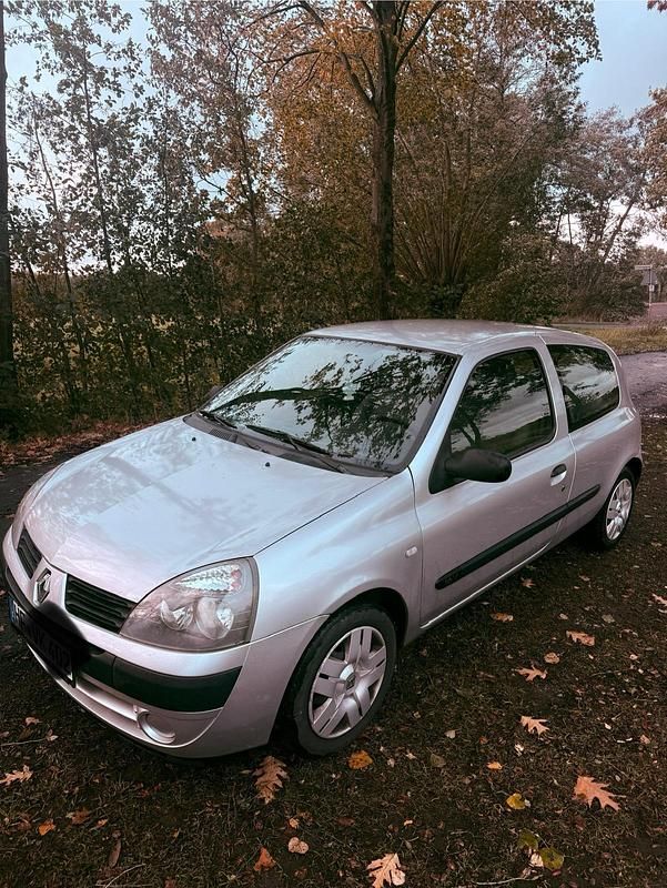 Silber Gebraucht 2006 Renault Clio II Kleinwagen | 650 € (Guter Preis) - Bild 1/4