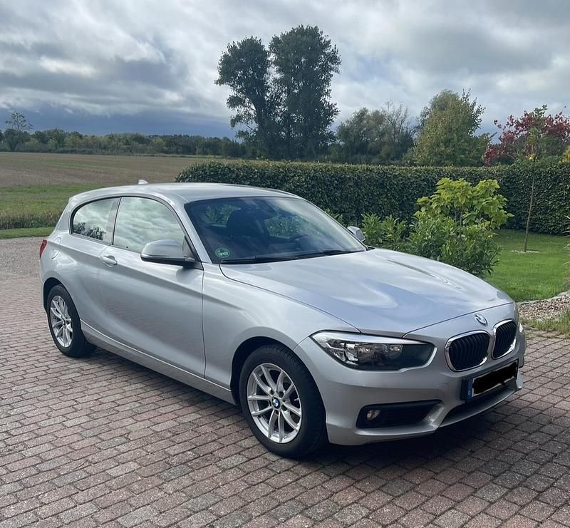 Silber Gebraucht 2015 BMW 116 Advantage Kleinwagen | 11.500 € - Bild 1/2