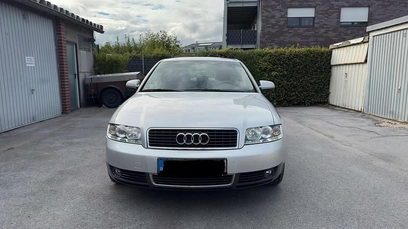 Grau Gebraucht 2001 Audi A4 Limousine | 3.200 € (Fairer Preis) - Bild 1/4