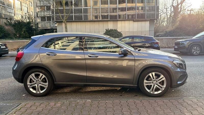 Gebraucht Mercedes GLA180 Urban 122 PS (89 kW) 2016 Grau SUV
